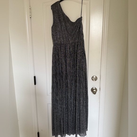 Dress The Population 
Kienna Gown - Picture 8 of 11